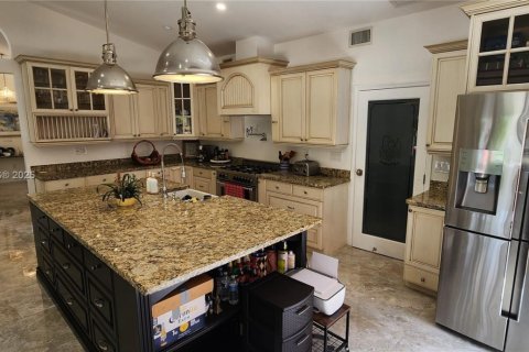 Casa en venta en Hialeah, Florida, 3 dormitorios, 180.51 m2 № 1891905 - foto 3