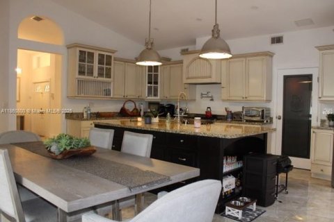 Casa en venta en Hialeah, Florida, 3 dormitorios, 180.51 m2 № 1891905 - foto 4