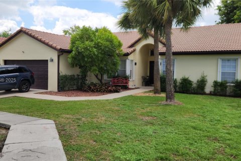 Casa en venta en Hialeah, Florida, 3 dormitorios, 180.51 m2 № 1891905 - foto 1