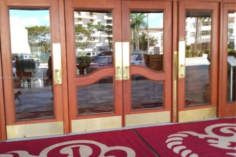 Estudio en el Condominio en Coral Gables, Florida  № 1999874