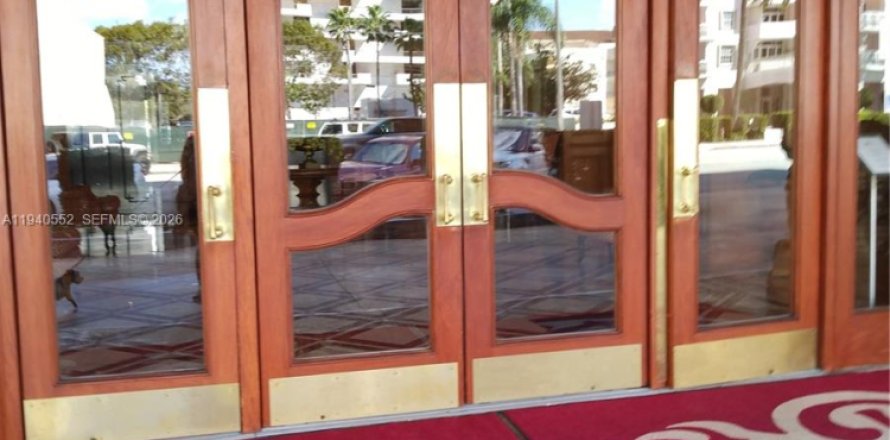 Estudio en el Condominio en Coral Gables, Florida  № 1999874