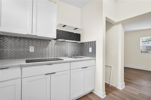 Villa ou maison à louer à Miami, Floride: 1 chambre, 159.33 m2 № 1989936 - photo 2