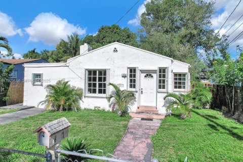 Villa ou maison à louer à Miami, Floride: 1 chambre, 159.33 m2 № 1989936 - photo 14