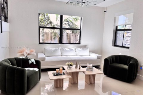 Villa ou maison à louer à Doral, Floride: 4 chambres, 248.42 m2 № 1959934 - photo 6