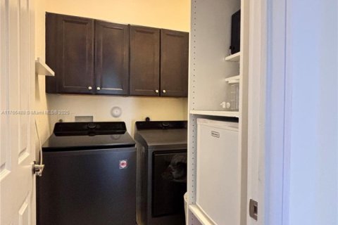 Villa ou maison à louer à Doral, Floride: 4 chambres, 248.42 m2 № 1959934 - photo 16