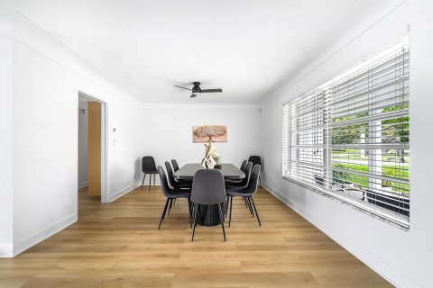 House in Deerfield Beach, Florida 3 bedrooms, 163.51 sq.m. № 2401269 - photo 9