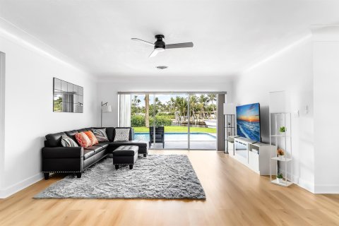 House in Deerfield Beach, Florida 3 bedrooms, 163.51 sq.m. № 2401269 - photo 7