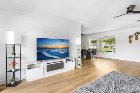 House in Deerfield Beach, Florida 3 bedrooms, 163.51 sq.m. № 2401269 - photo 12