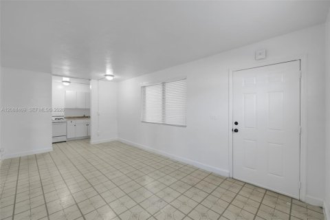 Villa ou maison à louer à Miami, Floride: 2 chambres, 74.32 m2 № 2366439 - photo 4