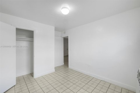 Villa ou maison à louer à Miami, Floride: 2 chambres, 74.32 m2 № 2366439 - photo 11