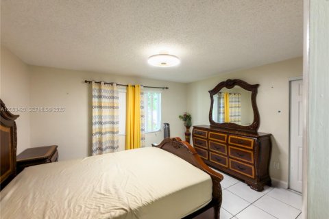 House in Pompano Beach, Florida 2 bedrooms, 136.57 sq.m. № 2381724 - photo 12