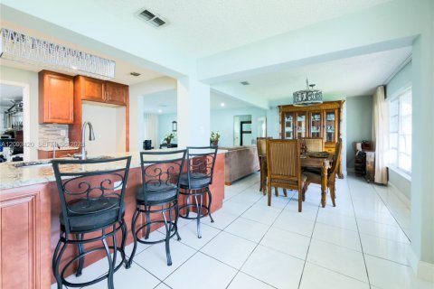 House in Pompano Beach, Florida 2 bedrooms, 136.57 sq.m. № 2381724 - photo 9