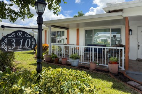 House in Pompano Beach, Florida 2 bedrooms, 136.57 sq.m. № 2381724 - photo 5