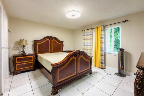 House in Pompano Beach, Florida 2 bedrooms, 136.57 sq.m. № 2381724 - photo 13