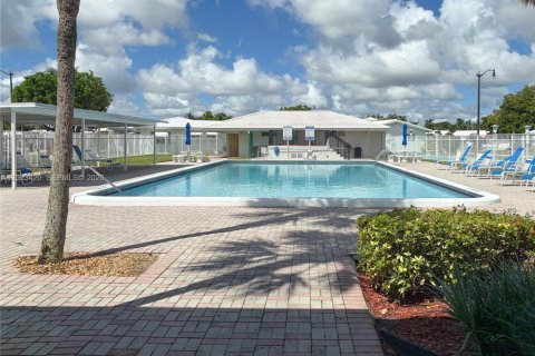 House in Pompano Beach, Florida 2 bedrooms, 136.57 sq.m. № 2381724 - photo 19
