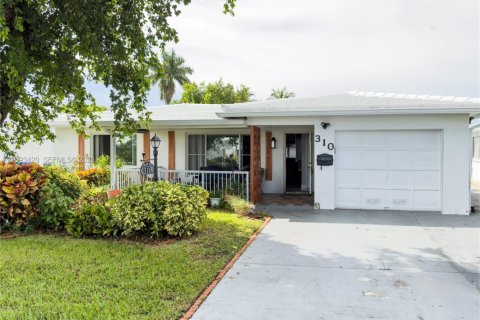House in Pompano Beach, Florida 2 bedrooms, 136.57 sq.m. № 2381724