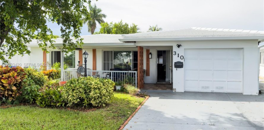House in Pompano Beach, Florida 2 bedrooms, 136.57 sq.m. № 2381724