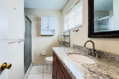 House in Pompano Beach, Florida 2 bedrooms, 136.57 sq.m. № 2381724 - photo 14