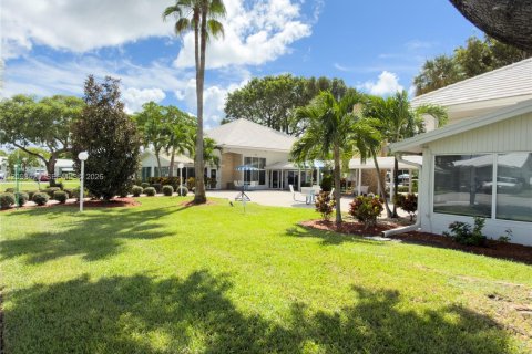 House in Pompano Beach, Florida 2 bedrooms, 136.57 sq.m. № 2381724 - photo 21