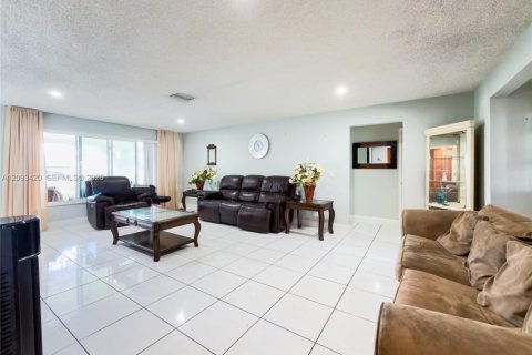 House in Pompano Beach, Florida 2 bedrooms, 136.57 sq.m. № 2381724 - photo 11