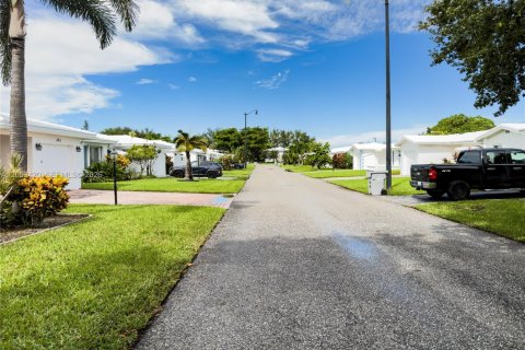 House in Pompano Beach, Florida 2 bedrooms, 136.57 sq.m. № 2381724 - photo 18
