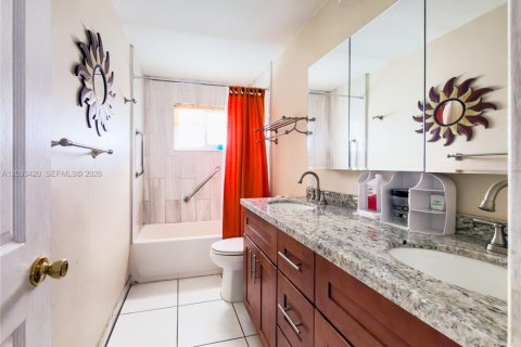 House in Pompano Beach, Florida 2 bedrooms, 136.57 sq.m. № 2381724 - photo 16