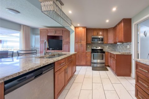 House in Pompano Beach, Florida 2 bedrooms, 136.57 sq.m. № 2381724 - photo 6