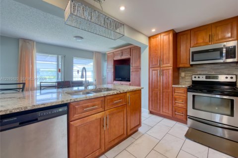 House in Pompano Beach, Florida 2 bedrooms, 136.57 sq.m. № 2381724 - photo 7