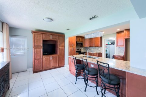 House in Pompano Beach, Florida 2 bedrooms, 136.57 sq.m. № 2381724 - photo 8