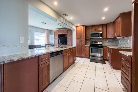 House in Pompano Beach, Florida 2 bedrooms, 136.57 sq.m. № 2381724 - photo 3