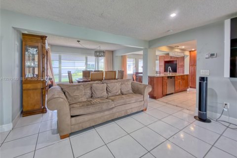 House in Pompano Beach, Florida 2 bedrooms, 136.57 sq.m. № 2381724 - photo 10