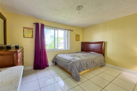 House in Pompano Beach, Florida 2 bedrooms, 136.57 sq.m. № 2381724 - photo 15