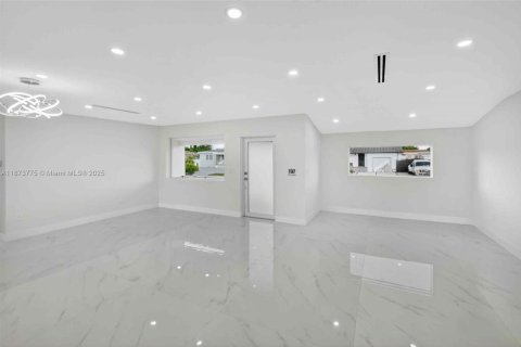 Casa en venta en Miami, Florida, 3 dormitorios, 162.67 m2 № 1928547 - foto 9
