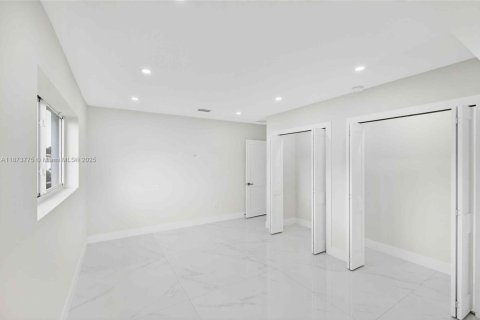 Casa en venta en Miami, Florida, 3 dormitorios, 162.67 m2 № 1928547 - foto 24