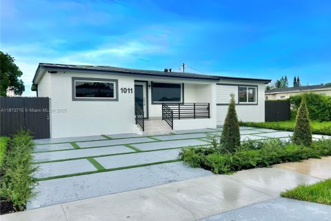 Casa en venta en Miami, Florida, 3 dormitorios, 162.67 m2 № 1928547 - foto 2
