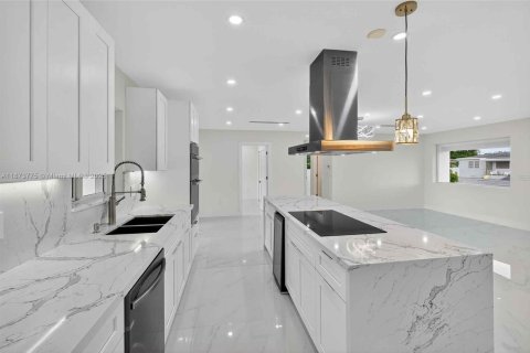 Casa en venta en Miami, Florida, 3 dormitorios, 162.67 m2 № 1928547 - foto 16