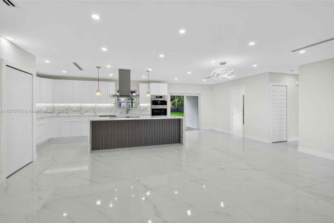 Casa en venta en Miami, Florida, 3 dormitorios, 162.67 m2 № 1928547 - foto 18