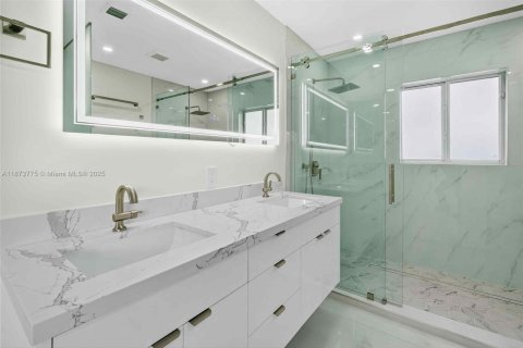 Casa en venta en Miami, Florida, 3 dormitorios, 162.67 m2 № 1928547 - foto 28