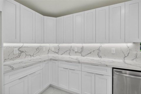 Casa en venta en Miami, Florida, 3 dormitorios, 162.67 m2 № 1928547 - foto 15