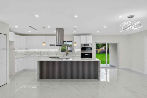 Casa en venta en Miami, Florida, 3 dormitorios, 162.67 m2 № 1928547 - foto 12