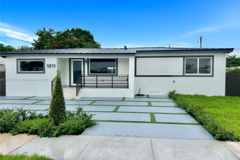 Casa en venta en Miami, Florida, 3 dormitorios, 162.67 m2 № 1928547 - foto 1
