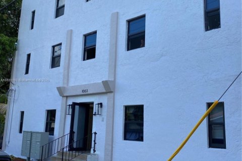 Снять в аренду виллу или дом в Майами, Флорида 1 спальня, 917.6м2, № 1958074 - фото 1