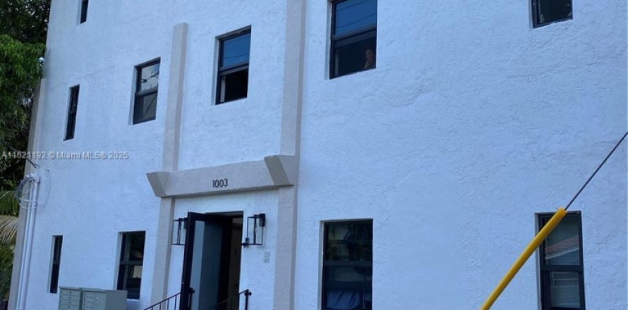 Дом в Майами, Флорида 1 спальня, 917.6м2 № 1958074