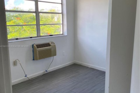 Снять в аренду виллу или дом в Майами, Флорида 1 спальня, 917.6м2, № 1958074 - фото 5