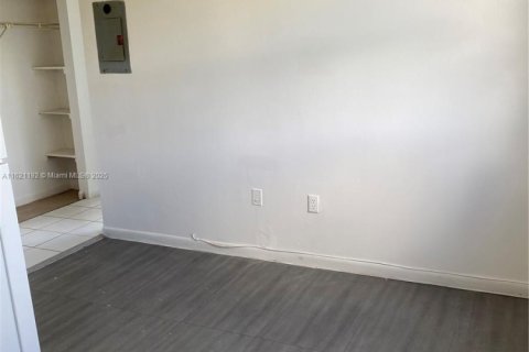 Снять в аренду виллу или дом в Майами, Флорида 1 спальня, 917.6м2, № 1958074 - фото 3