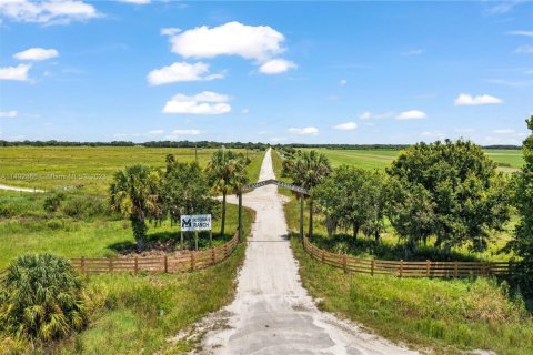 Commercial property in Okeechobee, Florida № 1694624 - photo 1