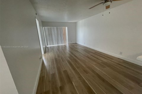 Copropriété à louer à Miramar, Floride: 2 chambres, 77.29 m2 № 1976179 - photo 2