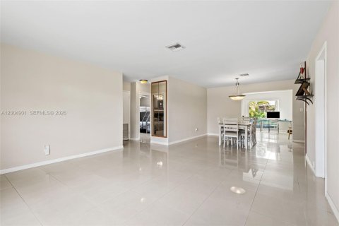 House in Hollywood, Florida 3 bedrooms, 133.97 sq.m. № 2068993 - photo 8