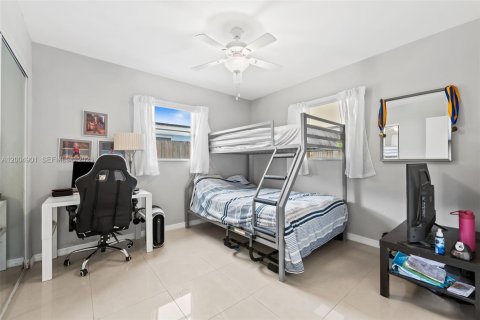 House in Hollywood, Florida 3 bedrooms, 133.97 sq.m. № 2068993 - photo 15