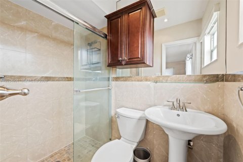 House in Hollywood, Florida 3 bedrooms, 133.97 sq.m. № 2068993 - photo 13